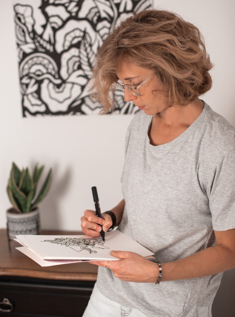 L'artiste Jane Elwis dans son atelier dans le Tarn 